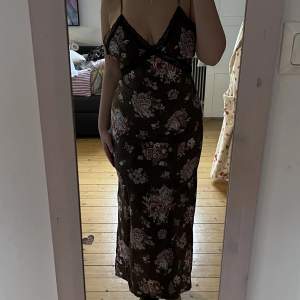 En så fin blommig klänning som dessvärre är för liten för mig :(