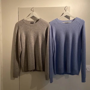 Tröjor - Grå stickad tröja från uniqlo storlek: S Blå stickad tröja från uniqlo storlek: M  Båda tröjorna tillsammans för 500kr