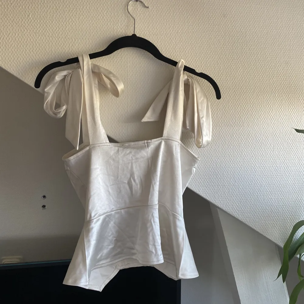 Korsett topp från Bikbok, aldrig använt. Off white / gräddvit färg. Toppar.