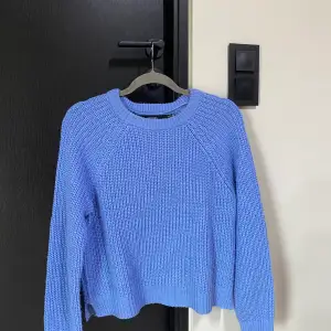Blå stickad tröja från Vero moda storlek M, 80kr