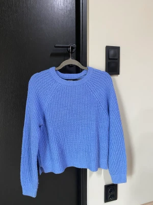 Blå stickad tröja - Blå stickad tröja från Vero moda storlek M, 80kr