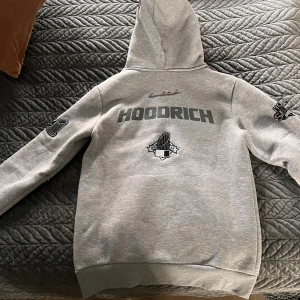 Hoodrich - Stl. XS Knappt använt. Sitter även fint på tjejer. Vid fler bilder, kontakta mig.
