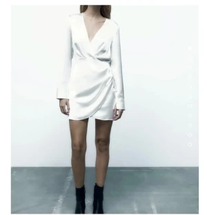 Satin klänning  - Vit satin klänning från zara. Använd en gång sen bara blivit liggandes. Dragkedja vid sidan. Priset går att diskutera 🤍