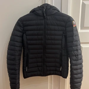 Parajumper dunjacka  - Perfekt skick precis som ny Storlek: Y-M men passar perfekt för mig som bär Xs Nypris: 4849kr 