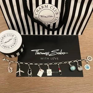Thomas Sabo armband  - Säljer mitt Thomas Sabo berlockarmband, 925 sterling silver, det tunna och ca 19,5 cm utan charm club hänget. Säljer endast kedjan. Nypris är 600kr 💗