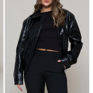LXA Skinnjacka  - Säljer denna jättesnygga oversized skinnjackan ifrån LXA! Sparsamt använd så inga defekter! Nypris runt 1000 :-, säljer från 400 + frakt