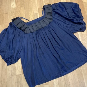 Blus - Blus i vid modell med ballongärmar 