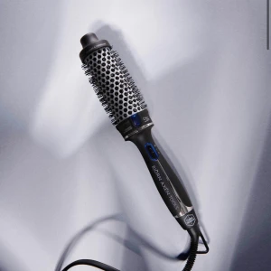 Björn Axén värmeborste - Jättebra värmeborste från Björn Axén i 38 mm. Köpte förra året och använd några gånger. Nypris 799 och säljer för 370