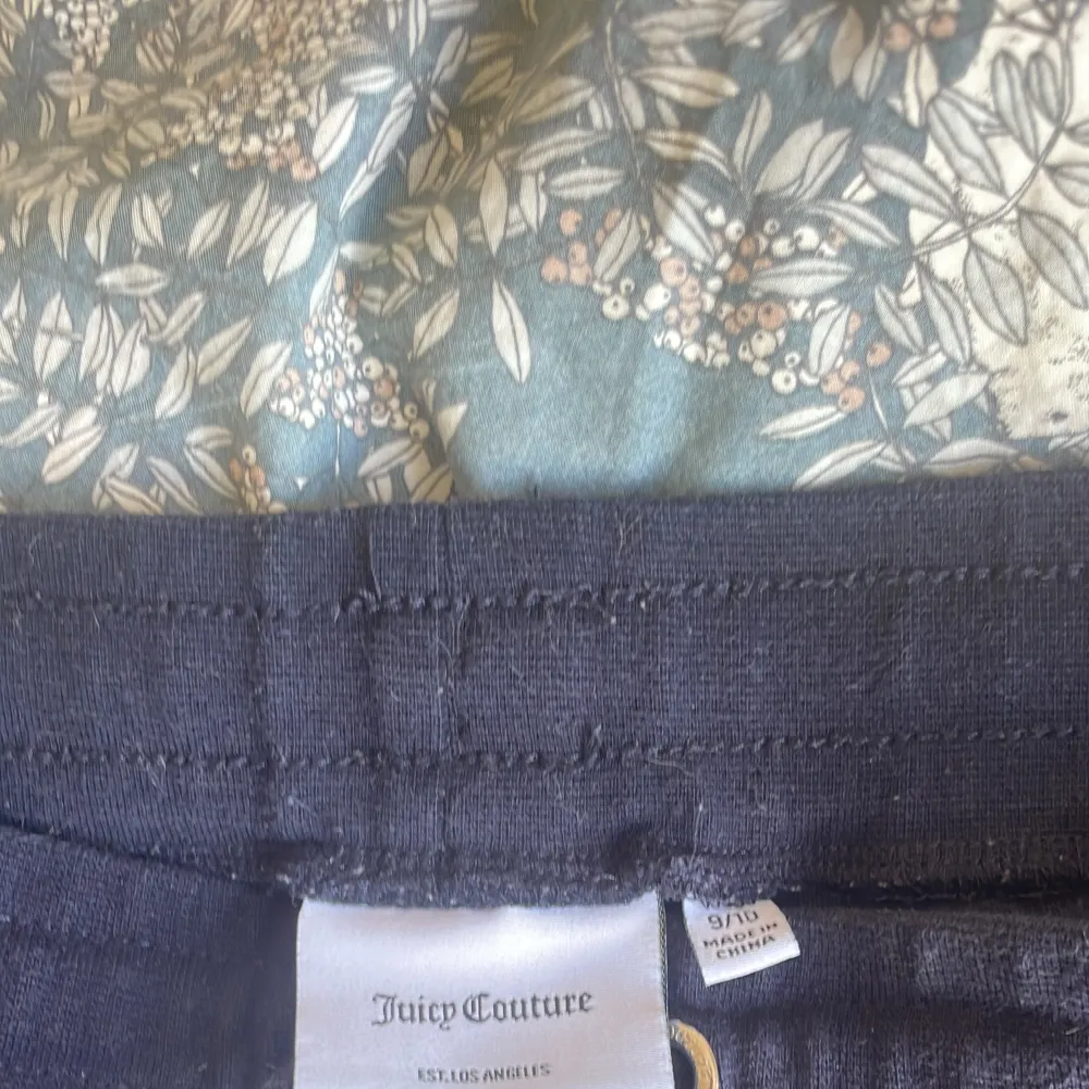 säljer dessa sjukt snygga byxor från juciy contour!! Dom är i storlek 8/10 köpt på NK för 850❤️. Jeans & Byxor.