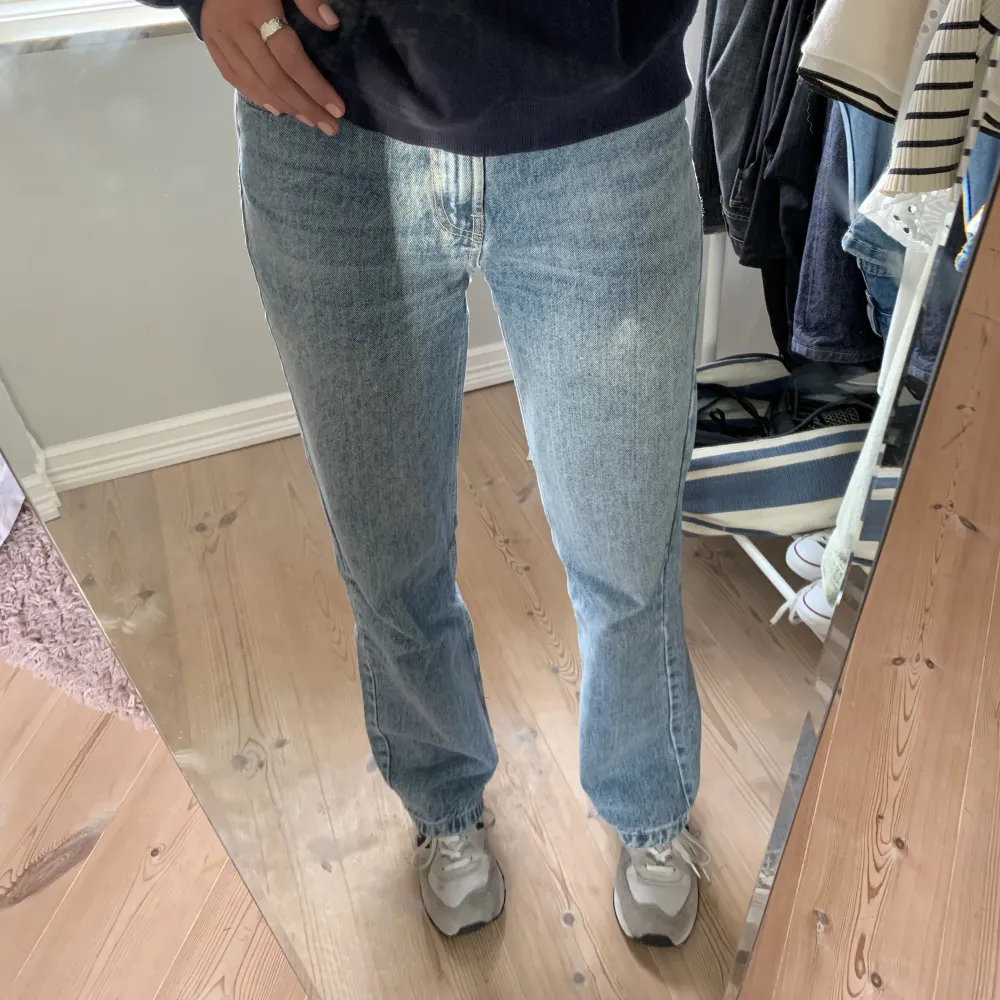 Fina jeans från stradivarius i strl 36. Jeansen är mid rise och betalning sker via ”köp nu”.. Jeans & Byxor.