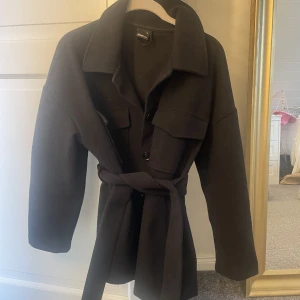 Svart Kappa  - En svart kappa från Gina, väldigt bra skick.