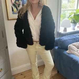 Päls jacka  - Svart päls perfekt till hösten 