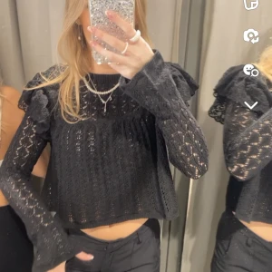 zara stickad topp - helt ny superfin topp ifrån zara som endast är andvänd 1 gång, säljer då jag inte hittar kvittot för att lämna tillbaka den💓kostar 400kr ordinarie 