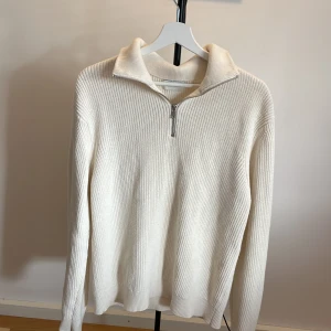 East West half zip stickad tröja storlek L - vit/creme färgad half zip från east west. Använd varsamt. Nypris 899kr