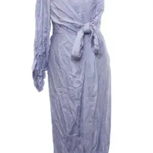 Ljusblå klänning från by Malina. Aldrig använd, prislappar kvar. Size M.