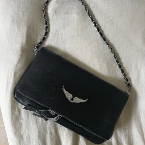 Väska  - Säljer min Zadig väska, säljer billigt då jag ej vet om den är äkta, jätte bra skick💕Priset kan diskuteras. 