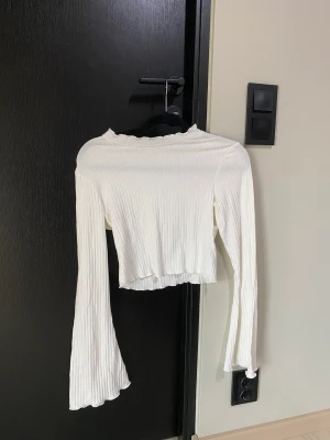 Vit tröja - Vit långärmad tröja från na-kd i storlek  xs, använd endast en gång, 100kr