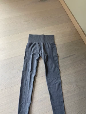 två tights - Två par helt nya träningstights som aldrig är använda. Storlek S, nypris 550st. Köp båda för 450kr eller ett par för 350kr 