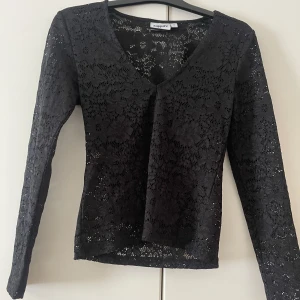 Svart spetstopp - en svart spetstopp från Kappahl som aldrig har används endast testad i butiken. Nypris 300kr men säljer för 200kr 