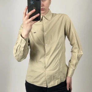 Napapijri skjorta - Fin skjorta från Napapijri i beige 🧚🏻‍♀️