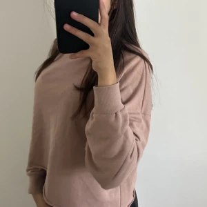 En magtröja - En skön magtröja som är rosa o beige från Bik bok. Kommer it till användning o är i bra sick, storleken är XS men passar S.