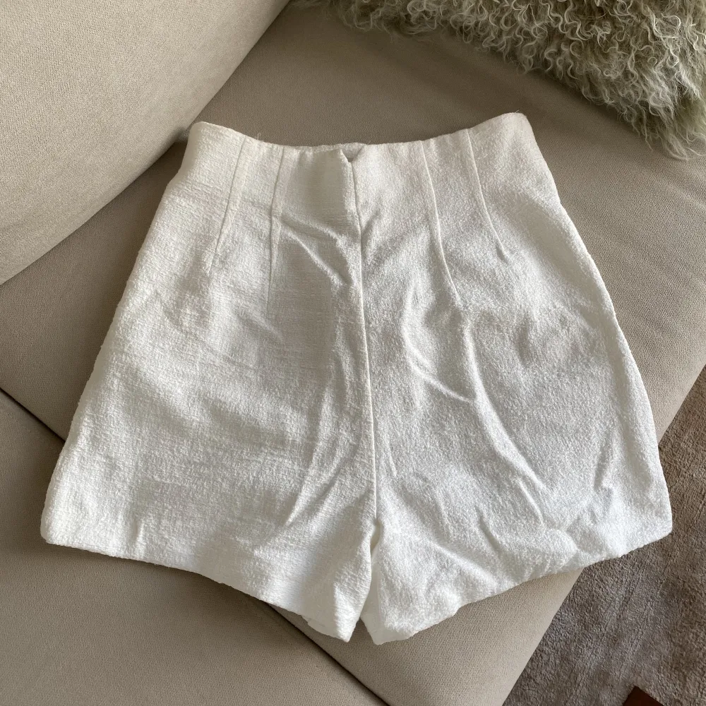 Vita shorts från Zara. Prislapp kvar! Storlek small.. Shorts.