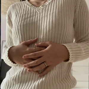 Stickad tröja - Säljer den denna väldigt fina stickade tröja i färgen vit. Jag har storleken S/M och denna tröja i storlek L är inte ett dugg för stor. 🤍🤍