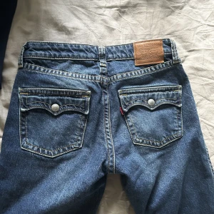 Vintage jeans - Sån vintage vibe på jeansen men de är bara använt ett fåtal gånger, jag brukar vanligtvis ha xs/s i byxor å dessa passar mig, ev lite stora!🩷 nypris ca 1400kr