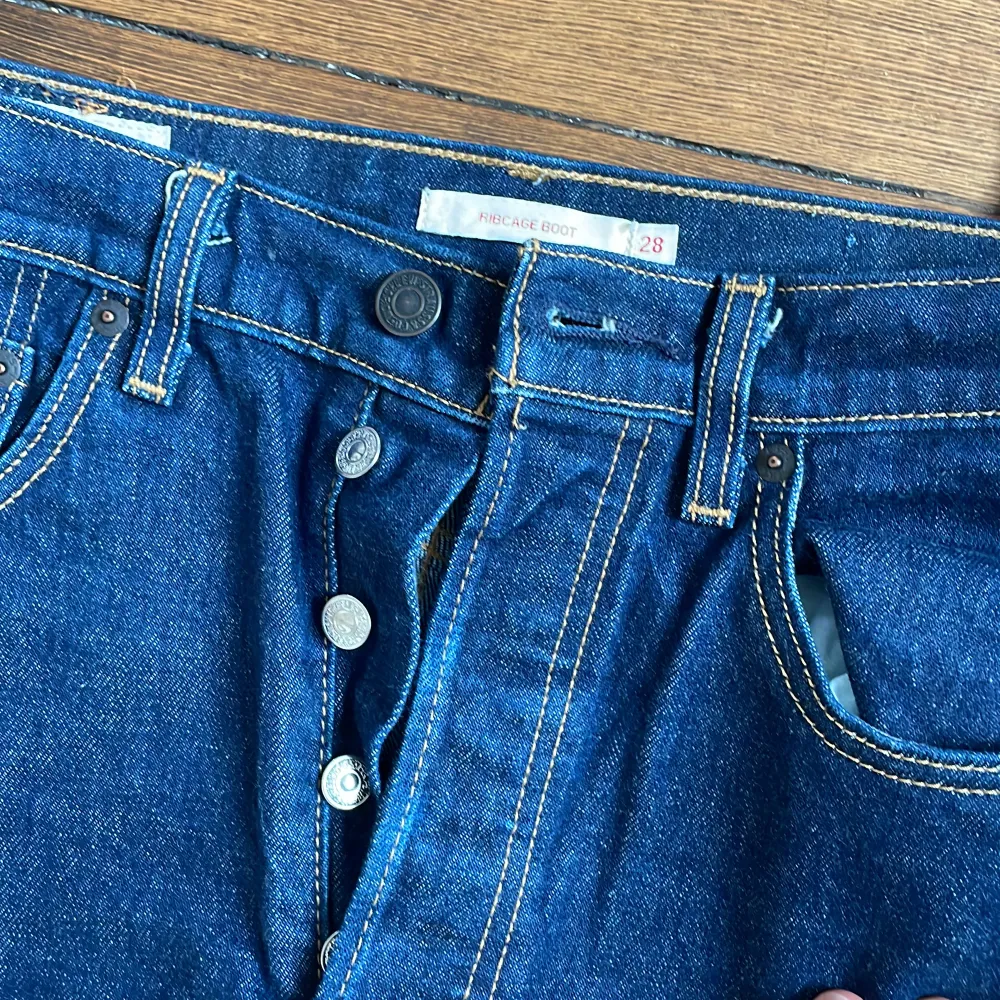 Säljer mina sparsamt använda ribcage bootcut från lives i storlek 28.. Jeans & Byxor.