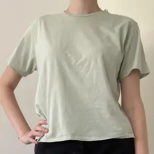 T-shirt från Lindex i storlek M. Använd fåtal gånger därav nyskick. Säljer pga att den inte används. 