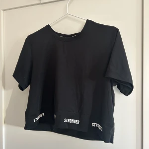 Stronger träningstopp - Säljer denna träningstoppen från stronger då den inte kommer till användning. Använd fåtal gånger och i mycket bra skick ☺️ Strl S