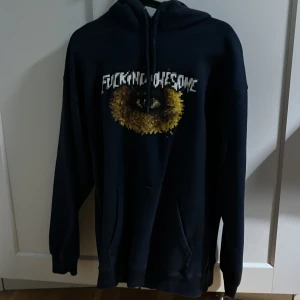 Fucking Awesome Hoodie - Säljer denna hoodie från märket FA/Fucking Awesome. Hoodien är använd väldigt få gånger så den är i väldigt bra skick💯 Hör av vid funderingar. Orginal pris 1100kr