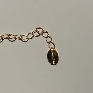 Ett snyggt guldhalsband som är ca 53cm långt men som kan förkortas till ca 44. Pris är 1600 men kan gå ner men bara en rimlig mängd
