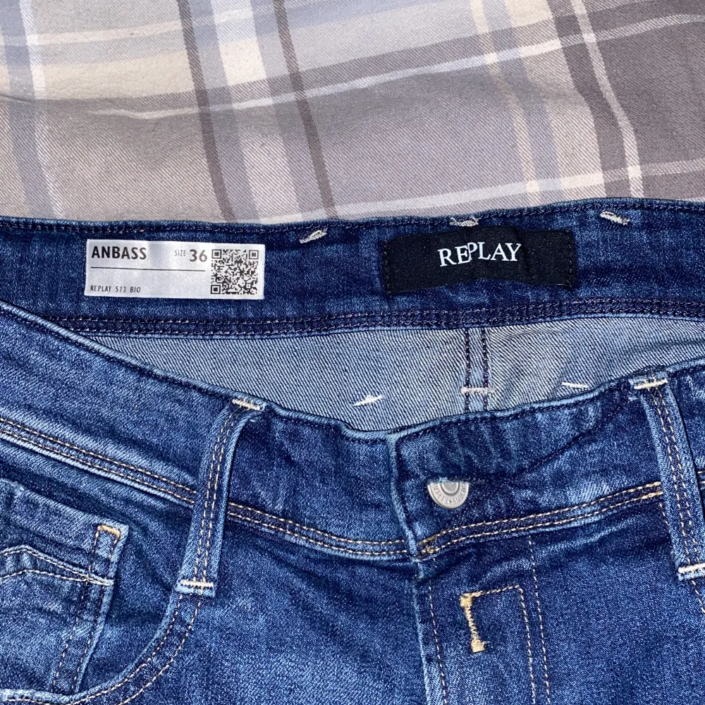 Säljer dessa feta replay jeans eftersom dom är för stora för mig, har andvänt dom fåtal gånger, skriv till mig ifall ni vill ha fler bilder!. Jeans & Byxor.