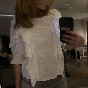 Fin vit tröja med volanger och detaljer i storlek S. Köpte den i Thailand denna sommaren och har bara använt den 1 gång. Fint skick👍
