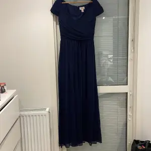 Söt Nelly klänning i marin blå perfekt till fester och balen 💙i storlek 38