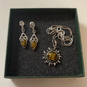 Vackert smyckesset - Vackert vintage halsband och örhängen i 925 sterling silver med bärnstensliknande stenar.