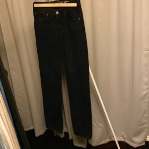 Jeans lågmidjad - Svart jeans  Finns i Holmsund men kan tas till Ersboda på vardagar 