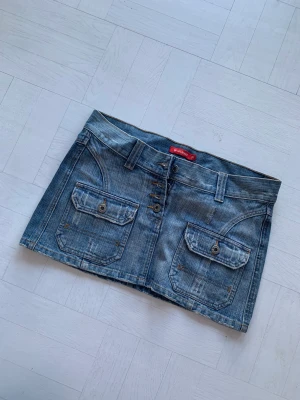 Vintage lågmidjad jeanskjol🐙 - Riktigt snygg lågmidjad jeanskjol. Vintage med snygga detaljer med fickor i fram:) Passar inte så har inga bilder hur den ser ut på! Strl 36🌷