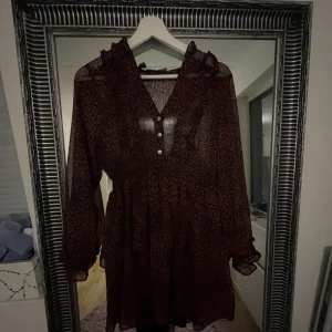 Zara klänning - Säljer denna fina klänningen som är använd en gång. Storlek s. Den säljs inte längre. Pris kan diskuteras!💕
