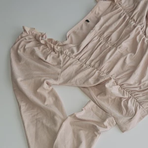 Crop top från Shein - Beige topp från Shein. Kortare på midjan. Fint skick. Skriv om du har några frågor.