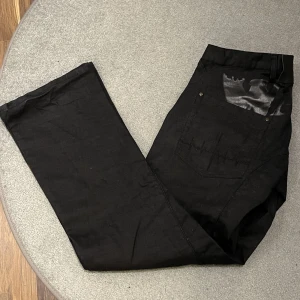 Svarta Jeans med Tryck  - WAX byxor i storlek 38 med broderi och tryck på bakficka/rumpa