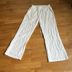 Linnebyxor  - Ett par vita linne byxor jätte sköna att ha på sig å nu äre ju ut sommar sesong jag vet men jag brukar använda som till att sova men bara använt dom 2 gånger hoppas nån är intresserad att köpa💞