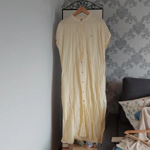 Klänning Tommy Hilfiger - Sparsamt använd lång klänning i linne. Dragsko i midjan