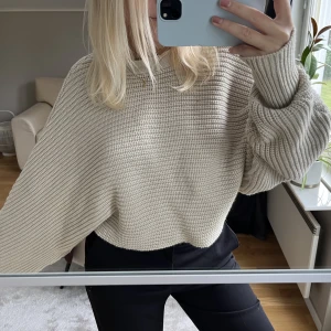 Stickad tröja  - Säljer en oanvänd stickad tröja med så häftig rygg! Från nakd. Stor i storleken, står xxs men skulle säga S