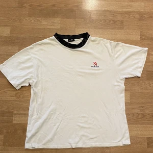 T-shirt med krage  - Vit t-shirt från Sweet Sktbs i mycket bra skick