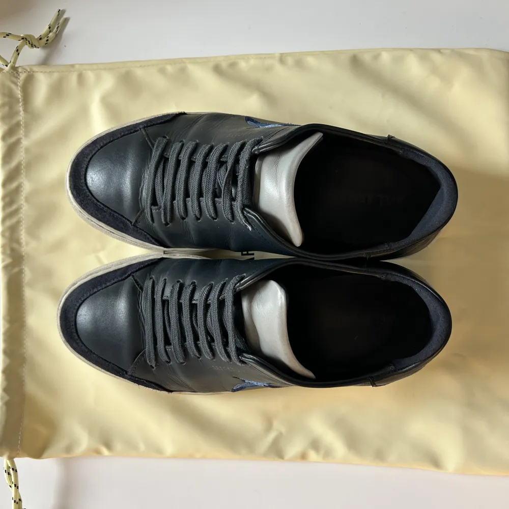 Säljer ett par snygga Arigato skor i storlek 41 EU. Dem har använts ganska mycket men är fortfarande i bra skick och är väldigt sköna. Köpte skorna på MIINTO, nypris 2160 och säljer dem nu för 900. Box, påse och creesskyd ingår.. Skor.
