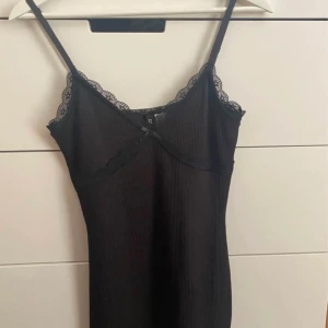 Klänning HM strl. S - Söt svart klänning från HM. Helt oanvänd med prislappen kvar!  