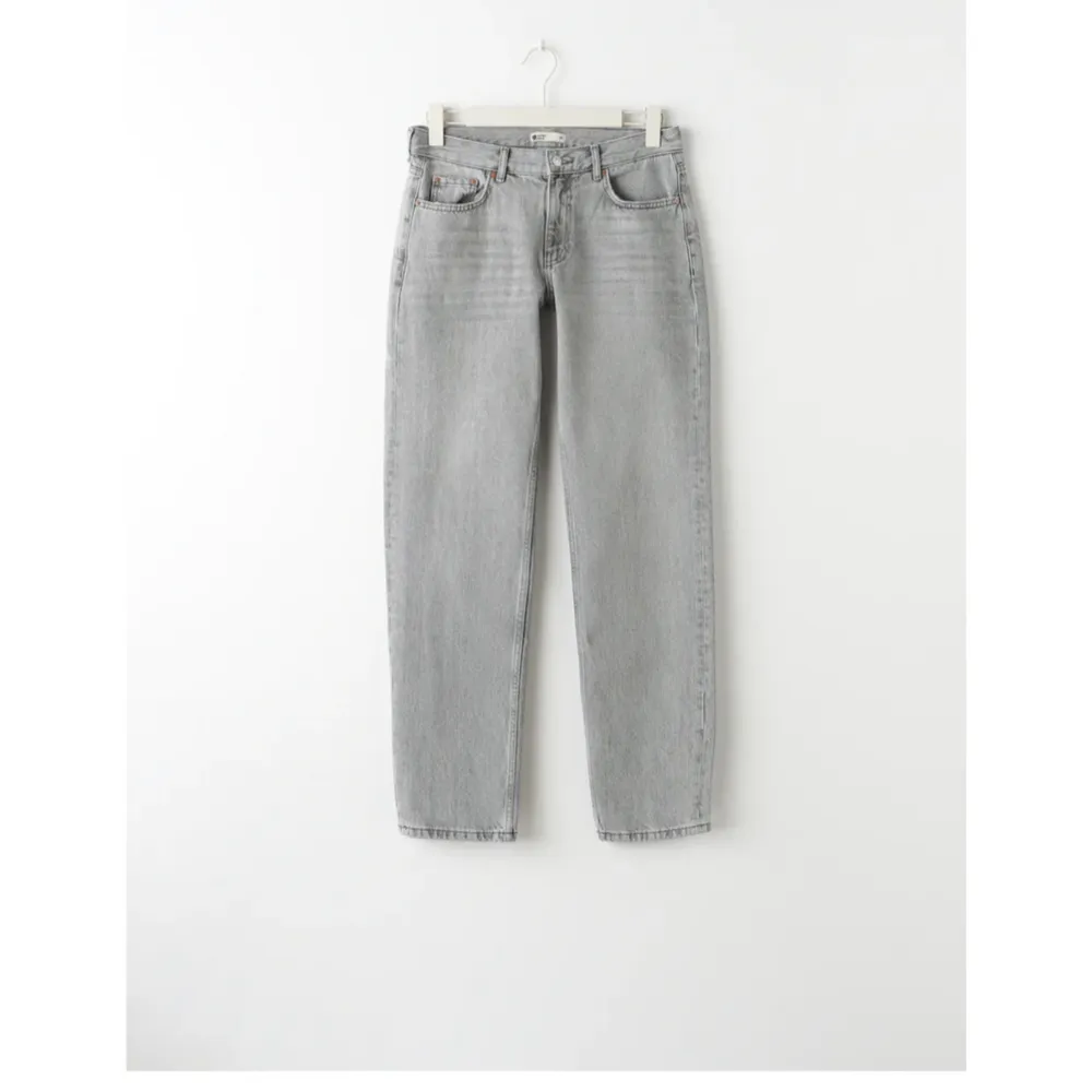 Säljer ett par gråa Gina jenas. Fint skick! Skriv vid fler frågor💞. Jeans & Byxor.