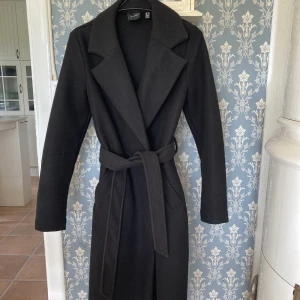 Super fin kappa från vero Moda  - Svart kappa strl Xs, inköpt i vintras och sparsamt använd 🌸